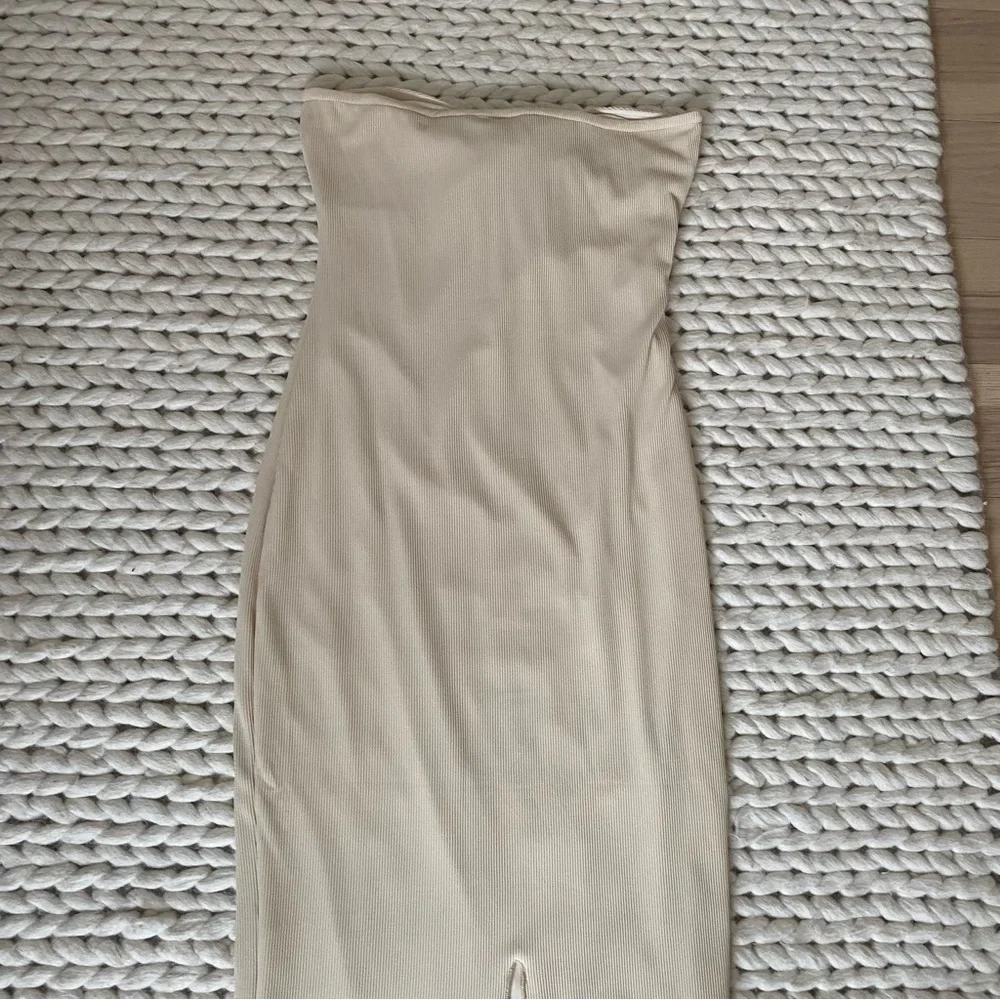 Pretty Garden Strapless Dress - Picture 4 of 4